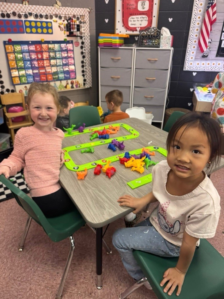 elementary students learning about dinosaurs.