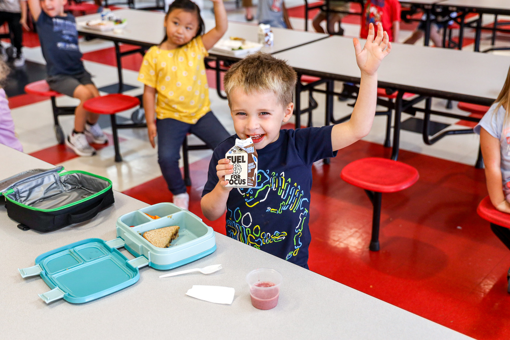 Catalayah student trying a smoothie