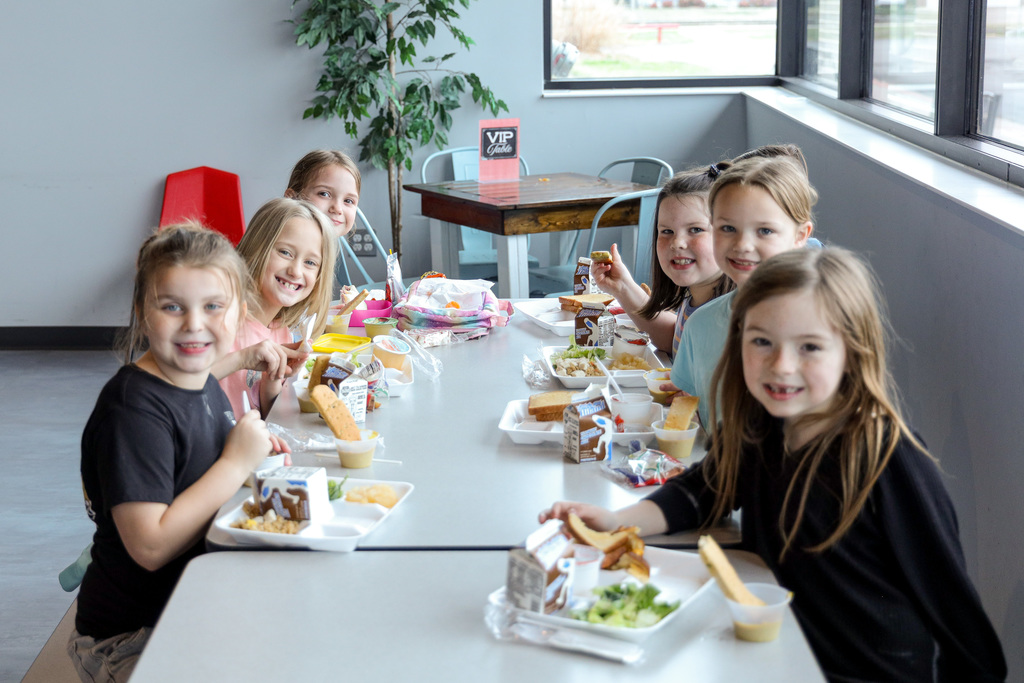 Roosa students trying chicken tikka masala.