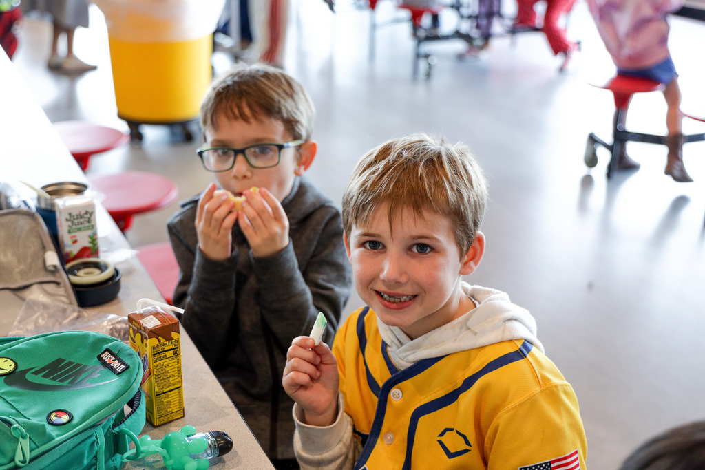 Roosa students trying chicken tikka masala.