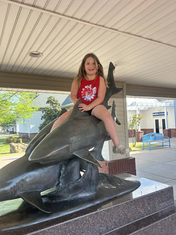 students at aquarium 