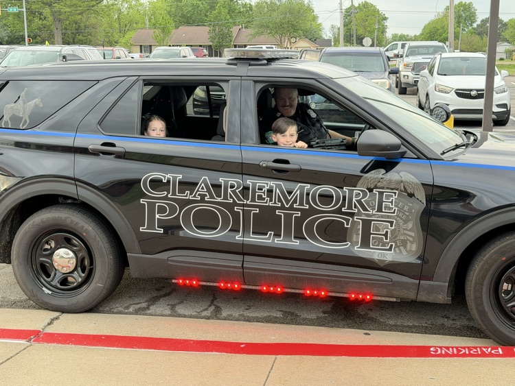 students coming in police car 