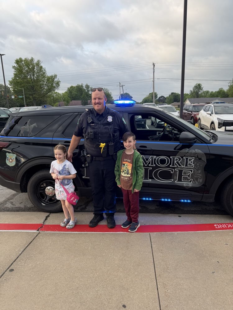 students posing with officer 