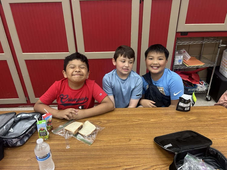 students sitting together at lunch 