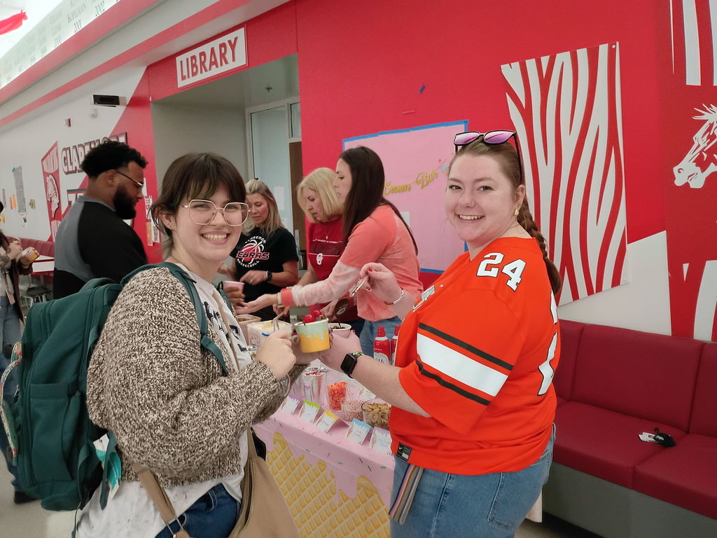 We kicked off Teacher Appreciation a little early last Friday with a fun ice cream sundae bar before PLC team meetings! 🍦 A big thank you to our Sunshine Committee and Counseling Department for putting together such a sweet treat for our staff. We appreciate all you do to make our teachers feel valued!