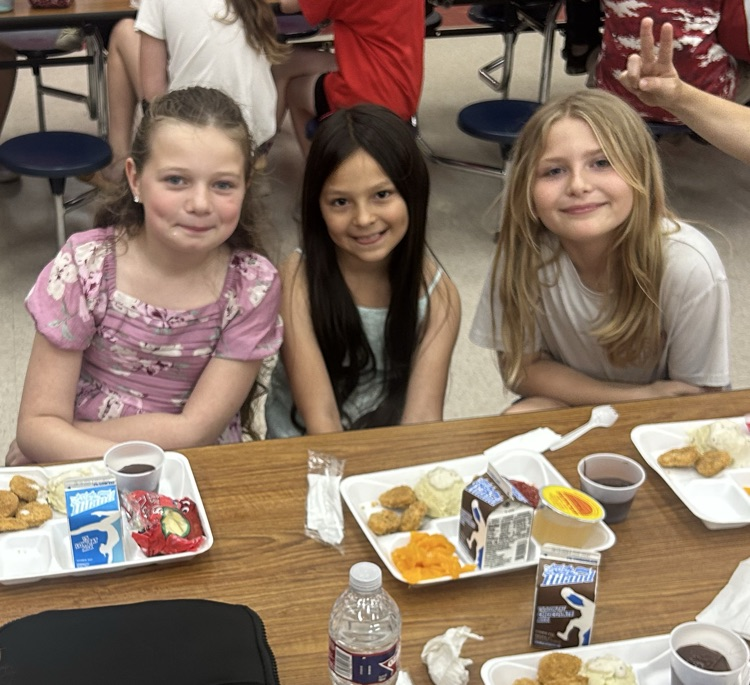 students eating lunch 