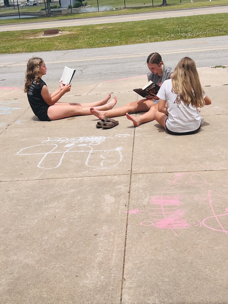 READING OUTSIDE IN THE SUNSHINE