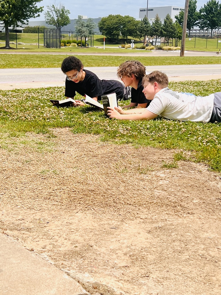 READING OUTSIDE IN THE SUNSHINE
