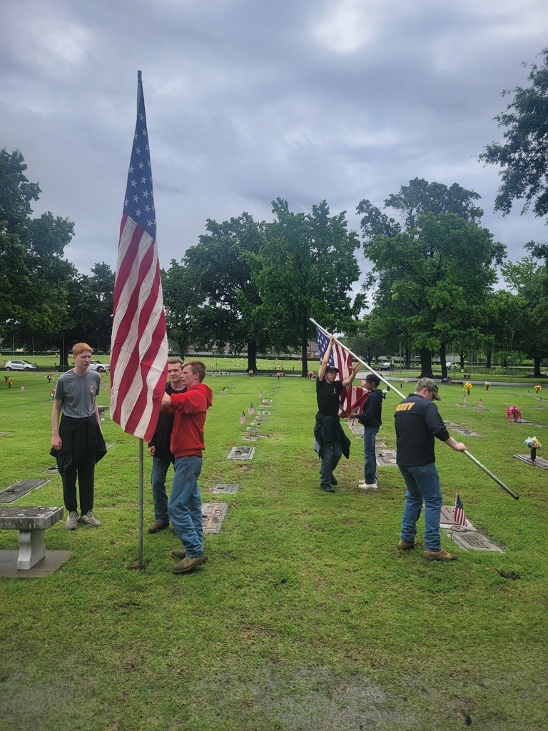 🇺🇸 Claremore NJROTC Honors America’s Fallen Heroes 🇺🇸  Claremore High School NJROTC cadets spent the final day of the school year serving their community at Floral Haven Memorial Gardens by placing over 100 American flags in honor of fallen heroes.  Despite challenging weather conditions, cadets worked with professionalism and dedication, demonstrating the core values of service, respect, and patriotism. It was a meaningful way to close out the year while honoring those who gave their lives for our country.  We are incredibly proud of our cadets for their commitment and character. 🇺🇸👏