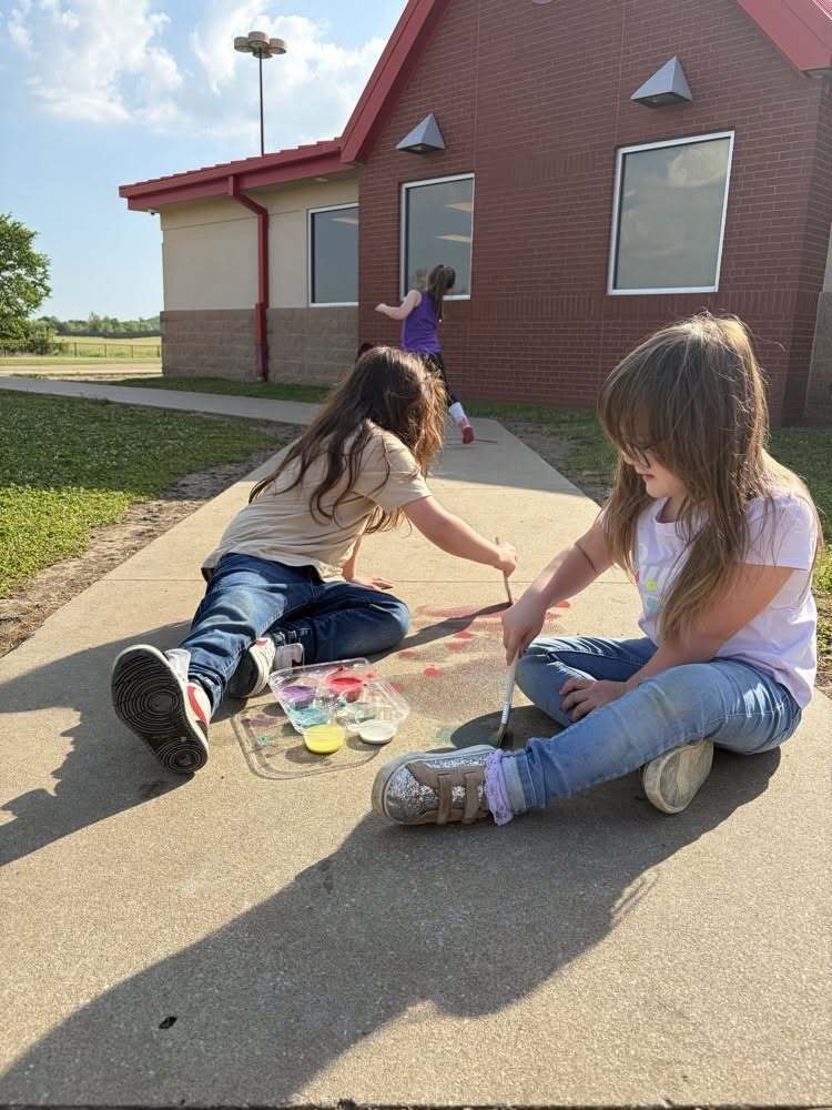 Elementary students having a field day celebration.