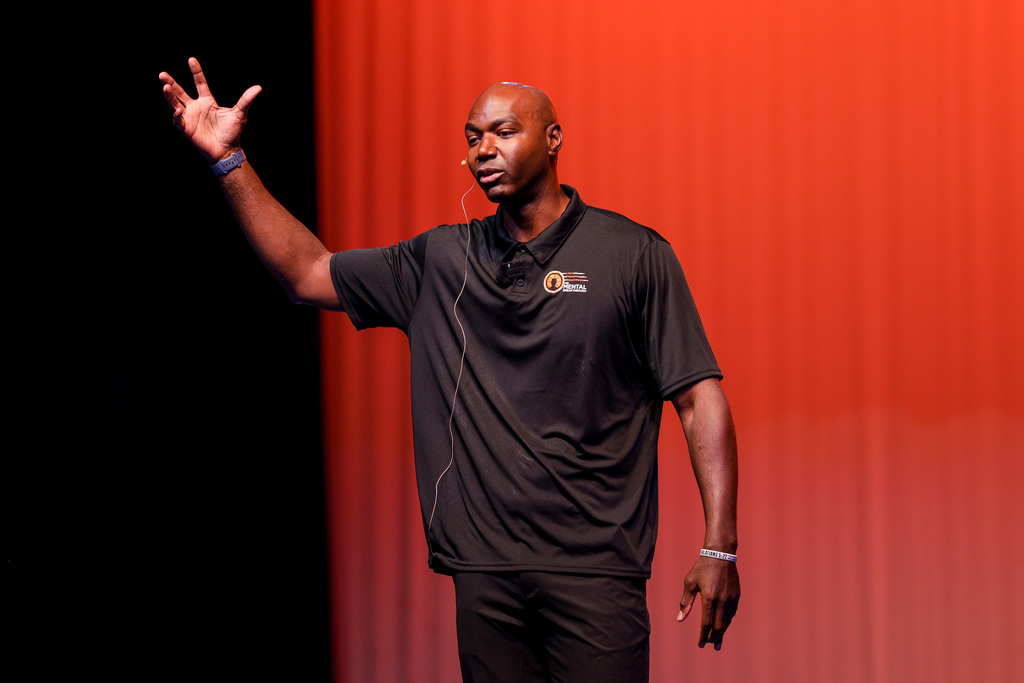 Marcus Dove speaking to zebra athletes
