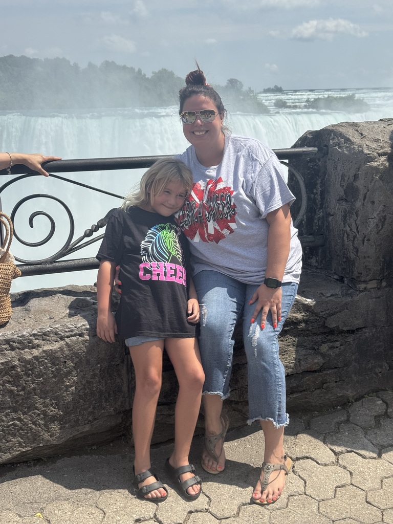 Mom and daughter at Niagara Falls