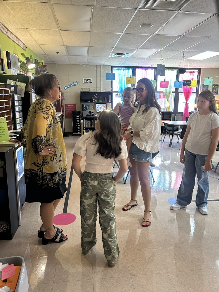 photo of families at meet the teacher 