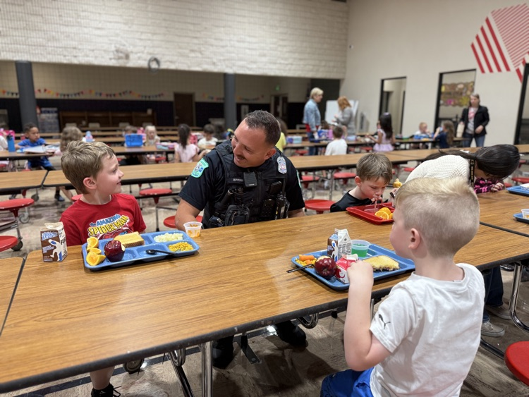 students eating and talking with officer epperson 