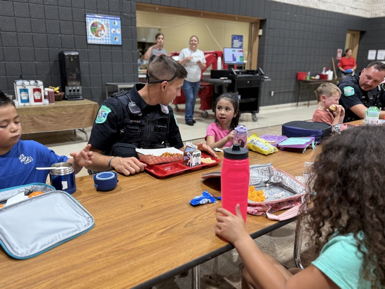 students eating with officer moree