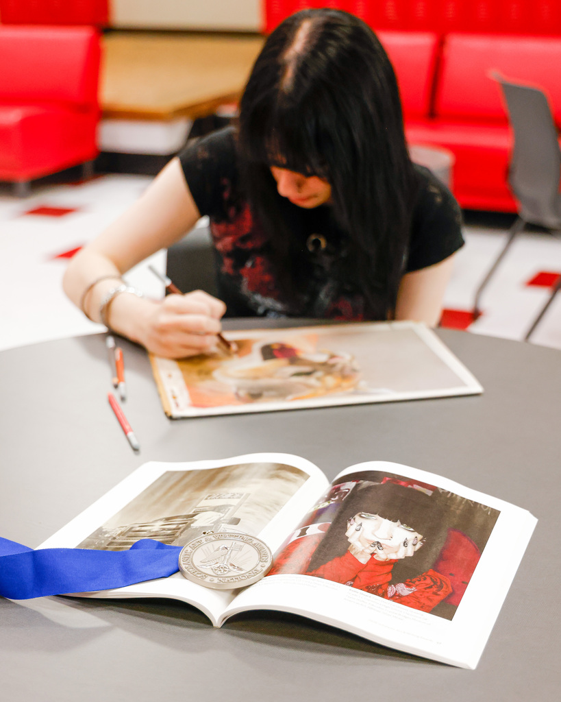 High school art student with her award