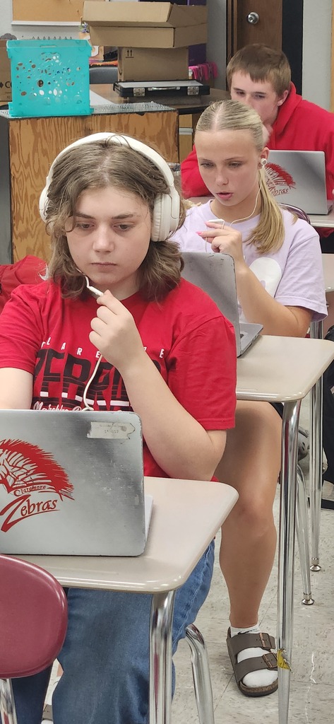 Spanish II is putting their pronunciation skills to the test! Students are using an online program aligned with their current vocabulary to practice hearing and speaking Spanish words. The program’s Talkometer listens to their pronunciation and gives each word a rating from A–F. Students can practice, get feedback, and try again to improve their pronunciation and their rating! 🎧🗣️ Learning a new language takes practice—and our Spanish II students are putting in the work! 👏 ¡Muy bien, Zebras!