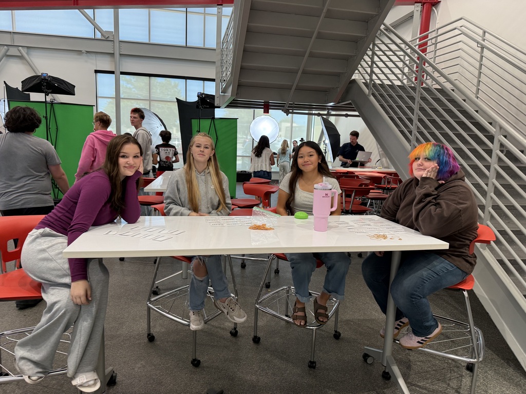 📸 A big thank you to our Yearbook students! Picture Day takes a lot of organization behind the scenes, and our Yearbook students did a great job keeping everything running smoothly and making sure everyone looked their best! We appreciate the time, effort, and teamwork they put into making Picture Day a success