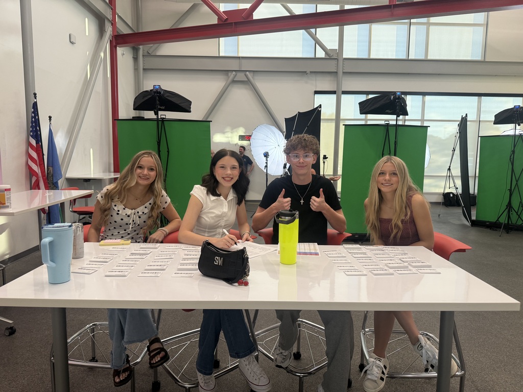 📸 A big thank you to our Yearbook students! Picture Day takes a lot of organization behind the scenes, and our Yearbook students did a great job keeping everything running smoothly and making sure everyone looked their best! We appreciate the time, effort, and teamwork they put into making Picture Day a success