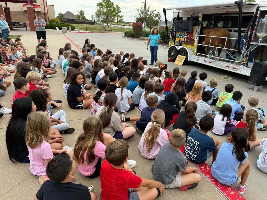 Catalayah students gather for the Mobile Dairy Classroom presentation.