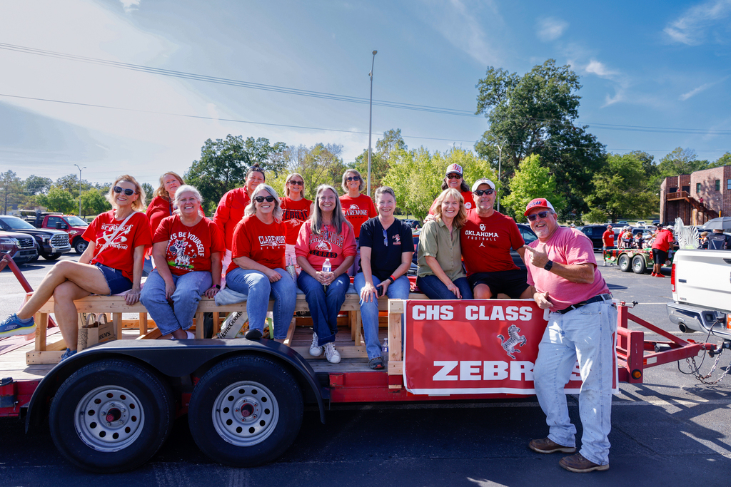 Class of 1986 alumni pose with their Homecoming float.