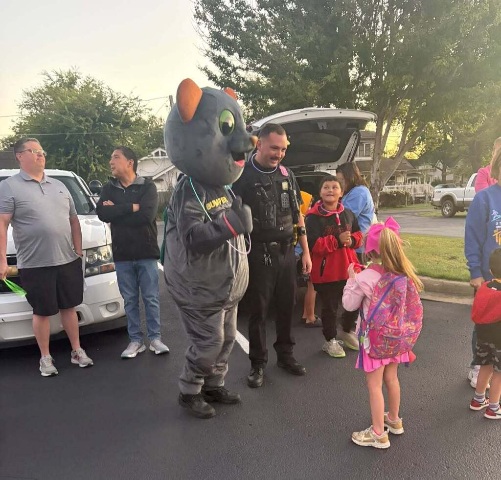 students talking to police officer