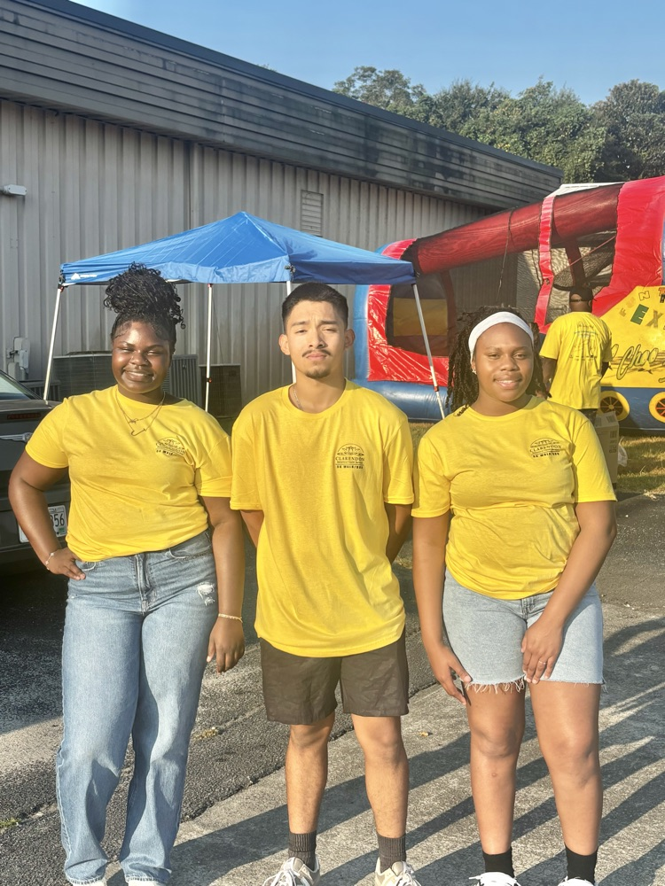 LE students assisting at Clarendon Mental Health 