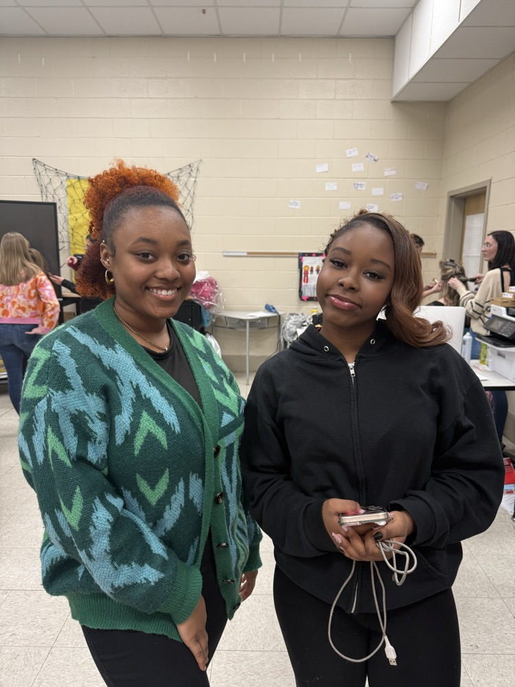Cos 4 Students Serve as MJHS Glam Team