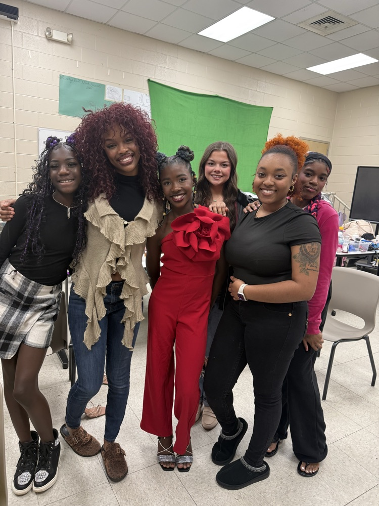 Cos 4 Students Serve as MJHS Glam Team