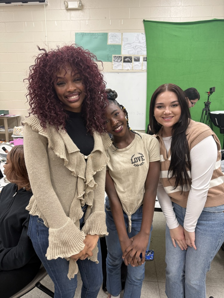 Cos 4 Students Serve as MJHS Glam Team