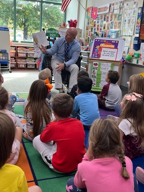 Dr.Edsell reads to kindergarten