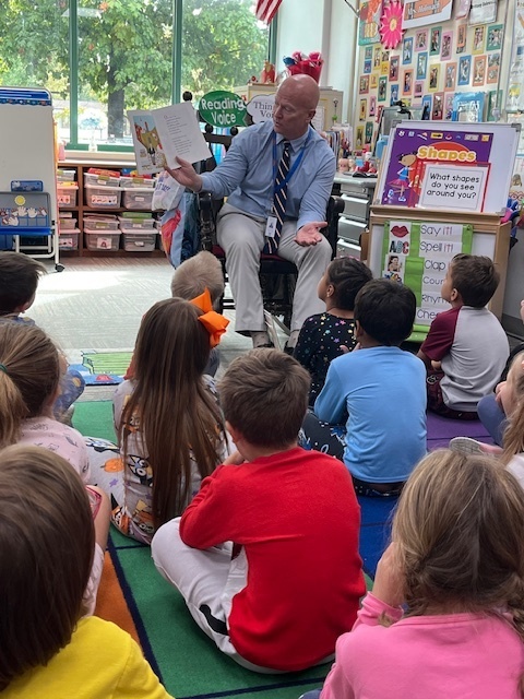 Dr.Edsell reads to kindergarten
