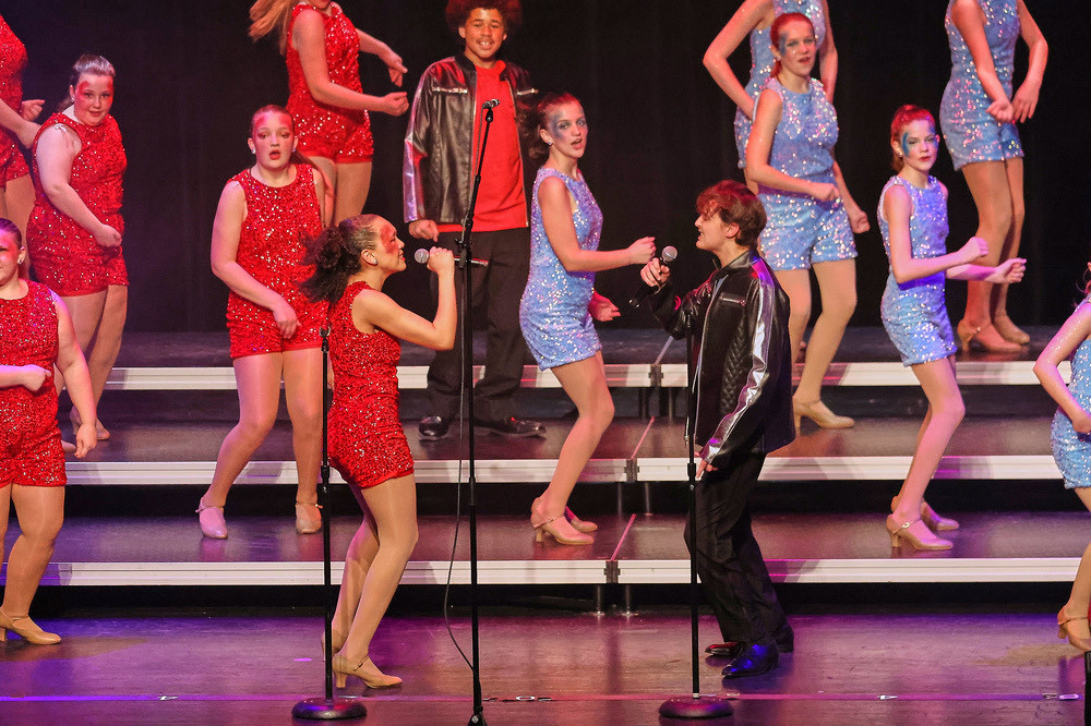 Show choir kids performing