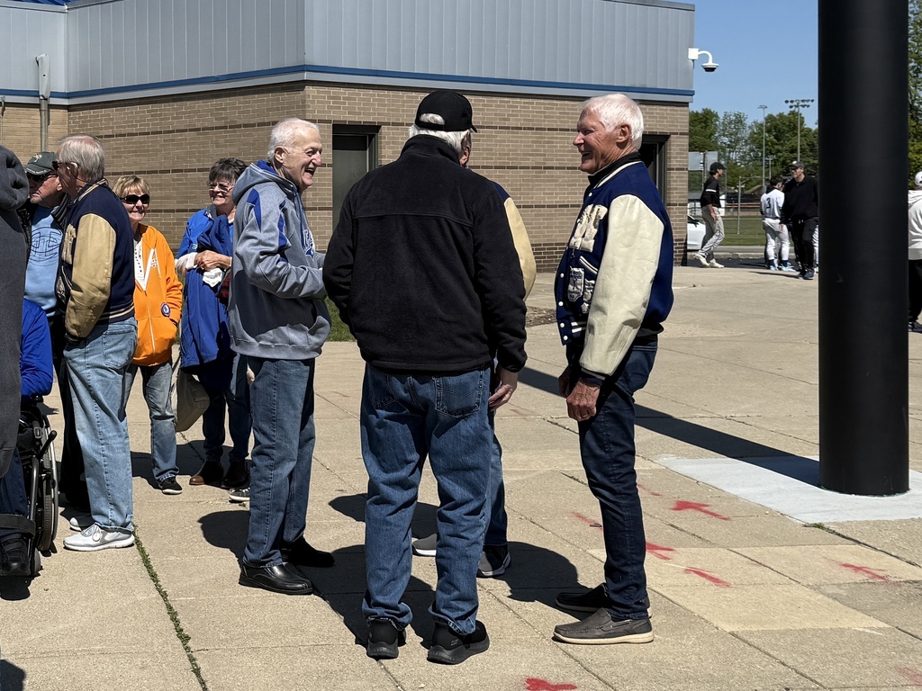 Alumni Talking before the photo