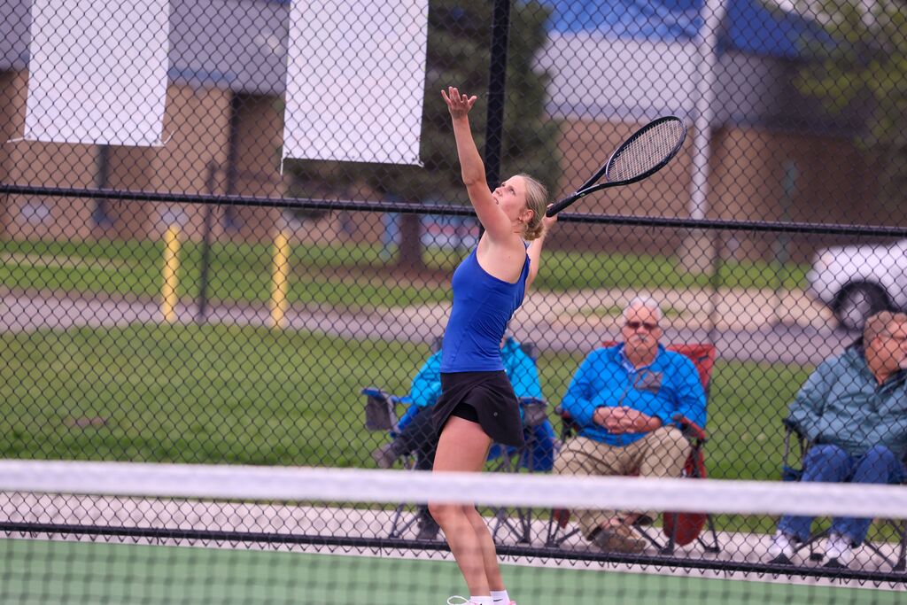 Alexa Lee playing tennis
