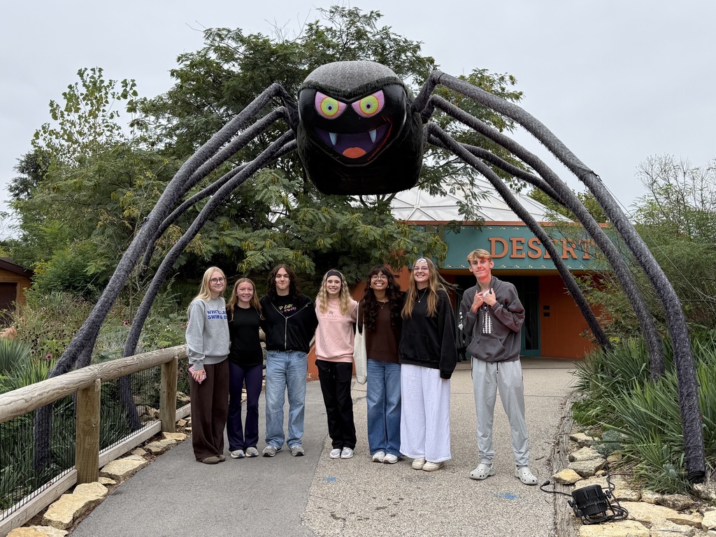 kids at zoo under big spider