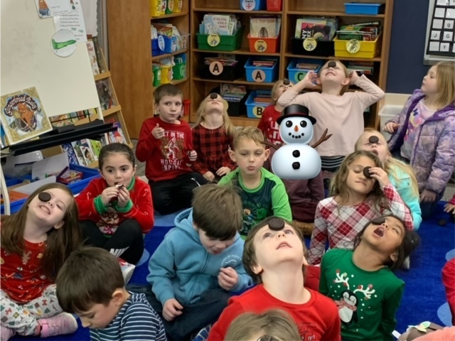 Kindergarten cookie eating