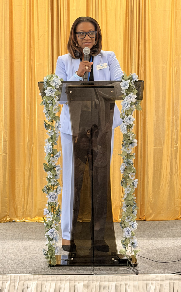 Angela Gay speaking to audience