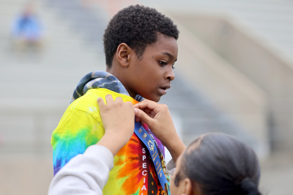 Student receiving blue ribbon