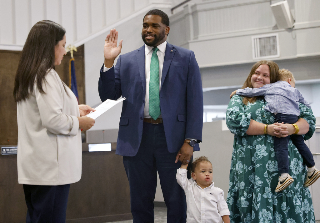 Johnelle Simpson taking board member oath of office