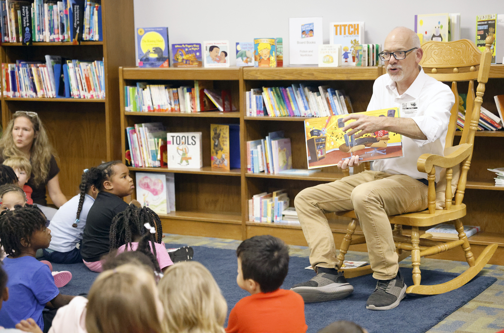 Mayor reading to students