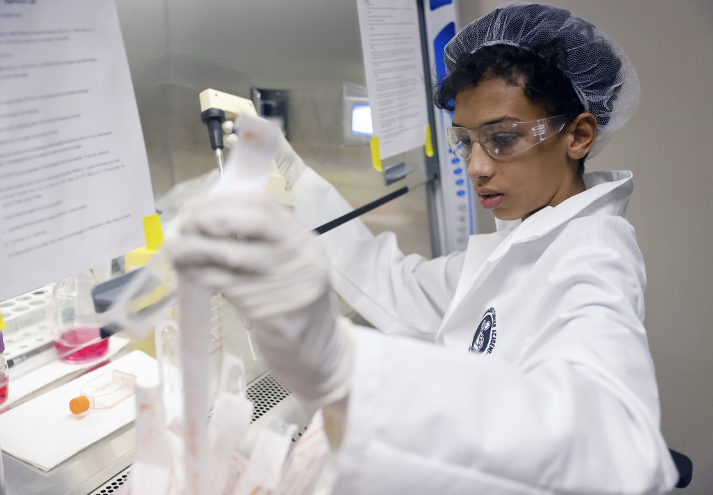 Advanced biomanufacturing student working in lab