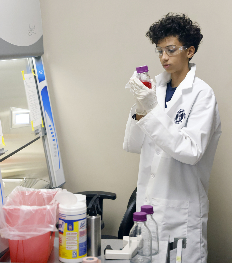 Advanced biomanufacturing student working in lab