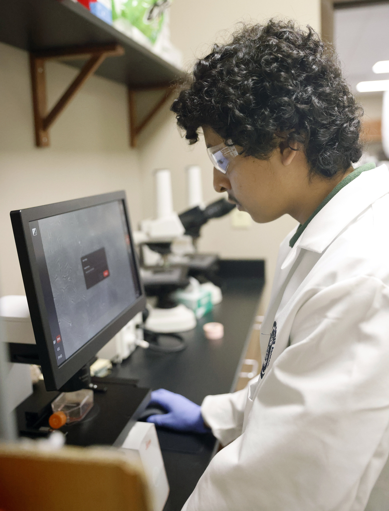 Advanced biomanufacturing student working in lab