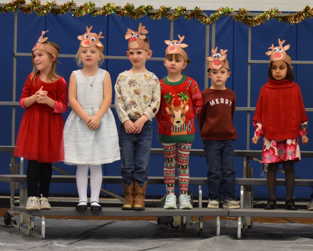 Clay City Elementary School presented its annual Christmas program on December 12. The school presented Christmas at the Movies, in which they sang holiday songs from all the great Christmas movies. The program was overseen by fourth grade teacher Mrs. French. There was a wonderful turnout of family and friends to support the students. The elementary students did a fantastic job showing off some of their holiday spirit!