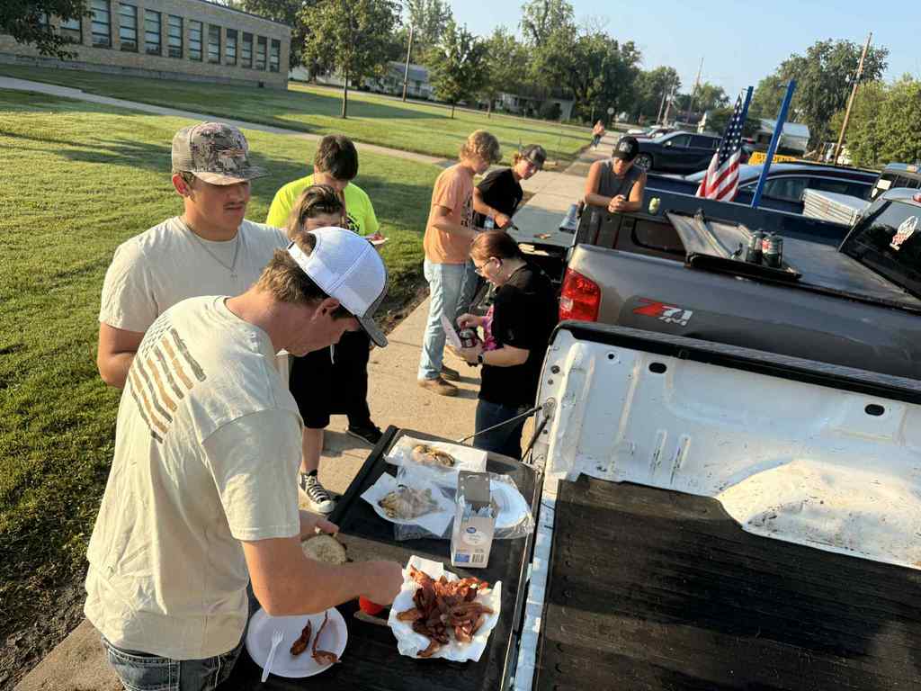 The Class of 2026 started their senior year off with a sunrise breakfast in the parking lot this morning! What a great way to start their last year as Clay City students!