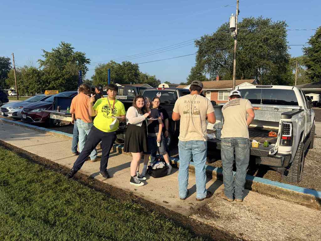 The Class of 2026 started their senior year off with a sunrise breakfast in the parking lot this morning! What a great way to start their last year as Clay City students!