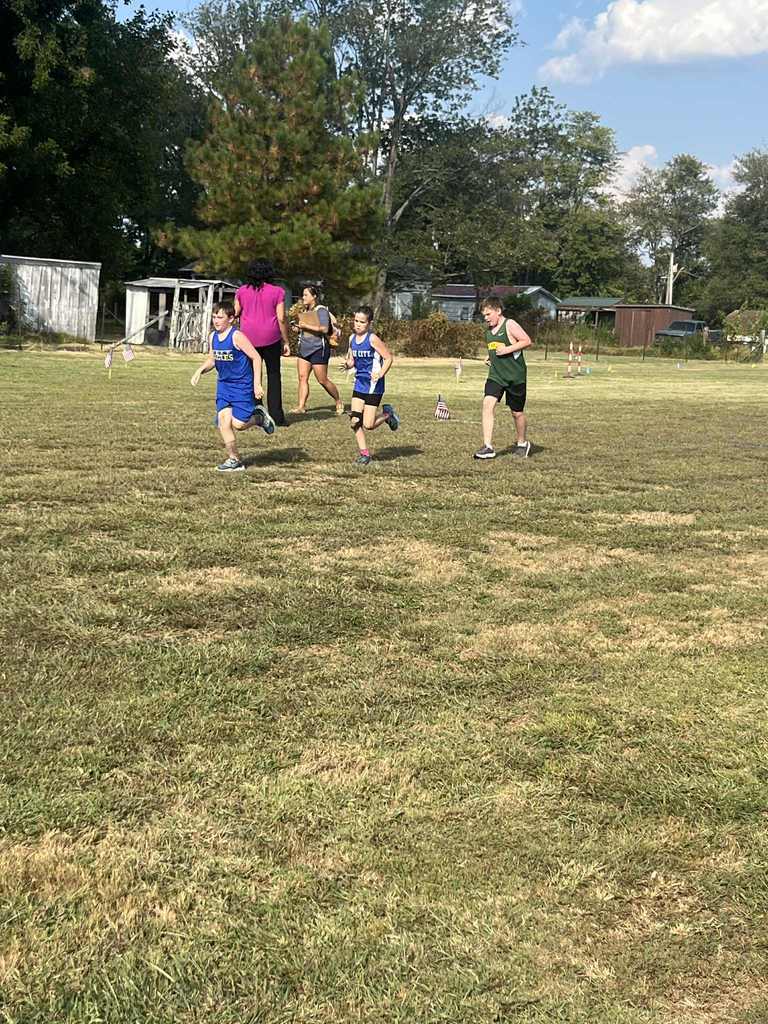 CCJH/Flora Co-op Cross Country had a great meet at Geff! The students finished as follows - JV: Arias - 6th, Parker - 11th Varsity: Daniel - 2nd, Hadley - 3rd, Halle (Flora) - 4th, Finley - 5th, Delaney - 7th