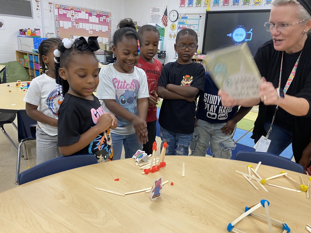 Kindergarten Builds Big Ideas with " The Three Little Pigs"!