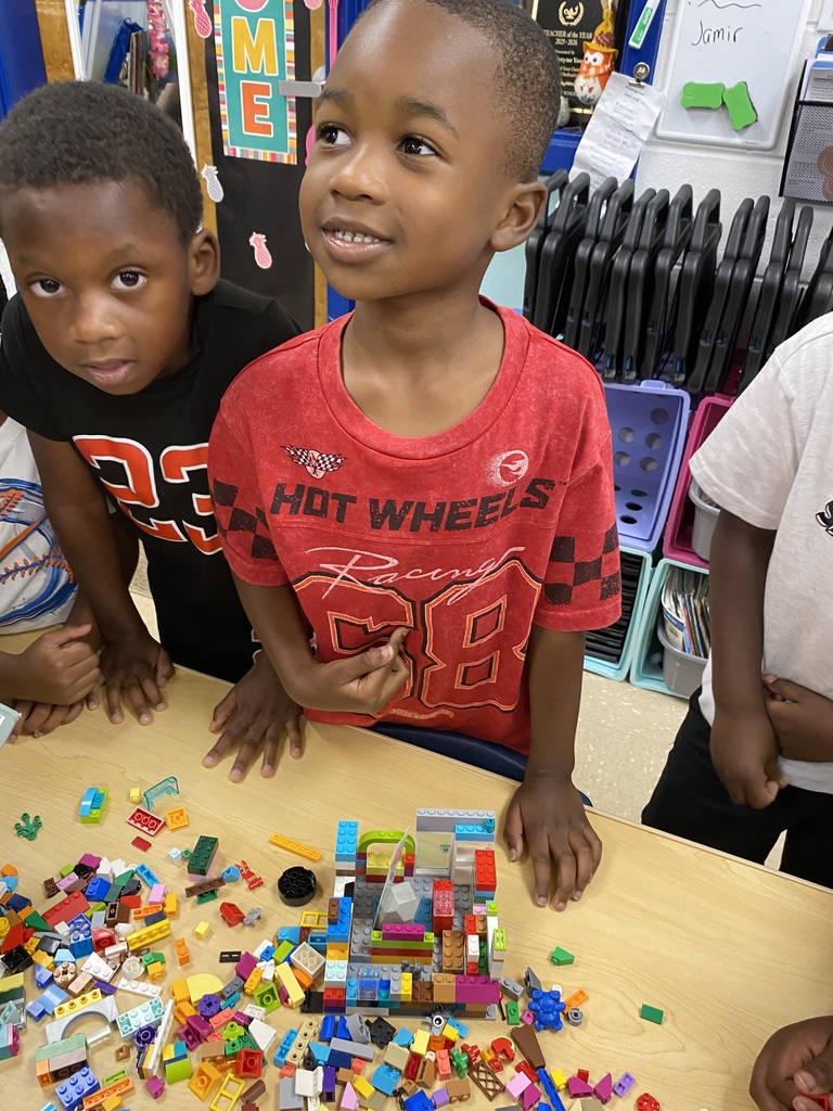 Kindergarten Builds Big Ideas with " The Three Little Pigs"!